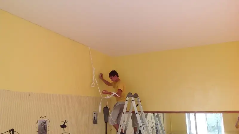 Các vị trí dễ thấm dột cần được xử lý kỹ trước khi thi công