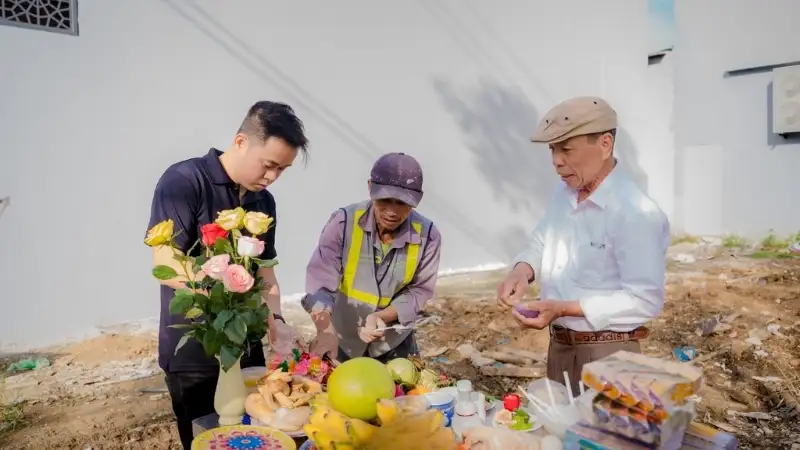 Người được mượn tuổi thay gia chủ tiến hành nghi lễ động thổ