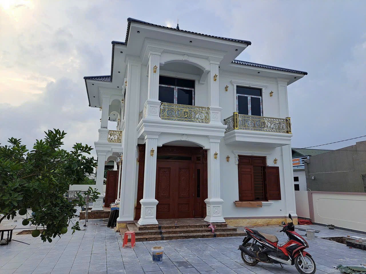 Khảo sát và kí hợp đồng thiết kế thi công mẫu nhà mái Nhật 2 tầng