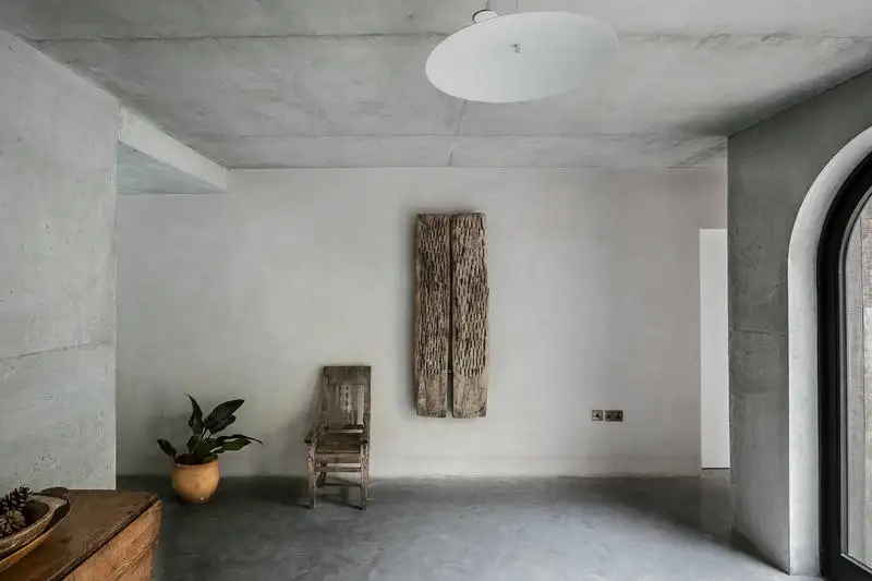 Tường ngoài trời bền đẹp với cách sơn giả bê tông bằng xi măng