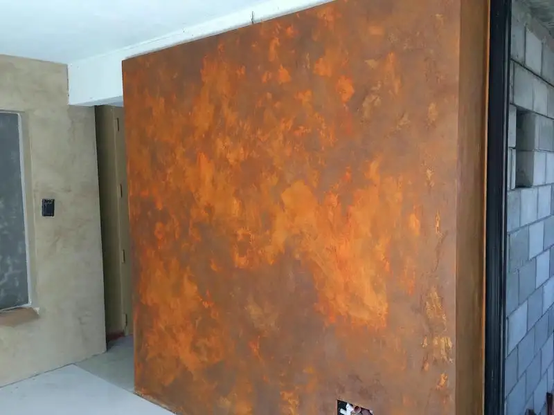 Tường phòng trưng bày hiện đại với sơn giả bê tông texture hiệu ứng rỉ sét
