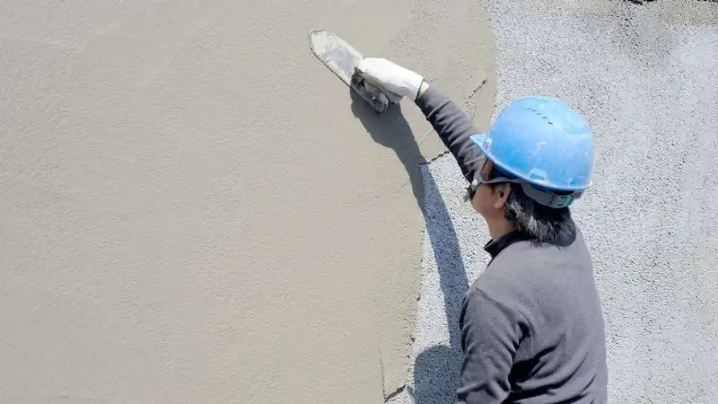Không thi công trát tường khi tường còn ẩm hoặc trong thời tiết nắng gắt