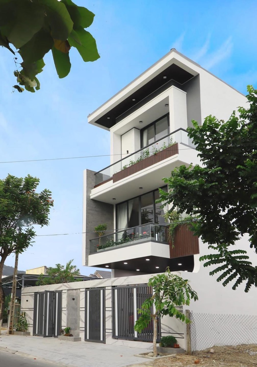 Nhà phố mái bằng đơn giản hiện đại phù hợp với gia đình trẻ.