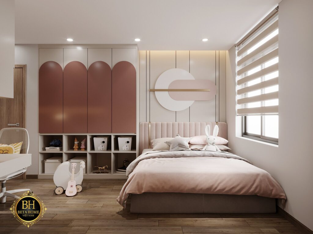 Phòng ngủ bé gái màu hồng pastel với giường công chúa, đèn ngủ hình thú và tủ đồ nhỏ gọn