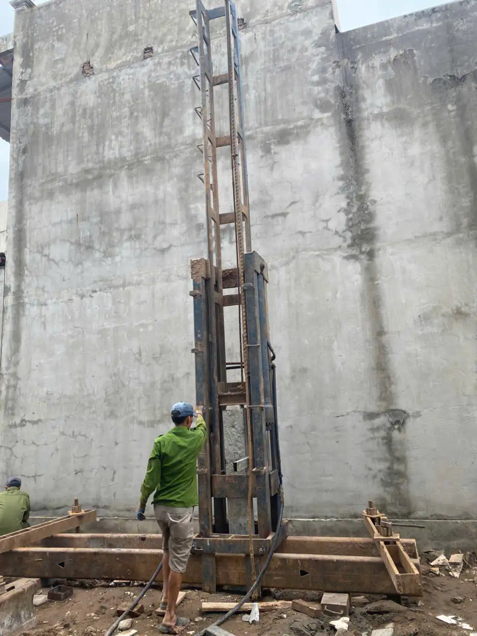 Công Tác Ép Cọc Bê Tông Cốt Thép Nhà Phố 3 Tầng Tại Hưng Yên