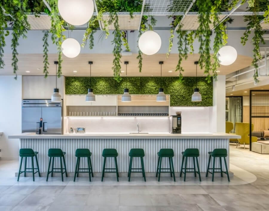 Khu pantry văn phòng hiện đại với tủ bếp gọn gàng, bàn bar và máy pha cà phê tự động tiện nghi