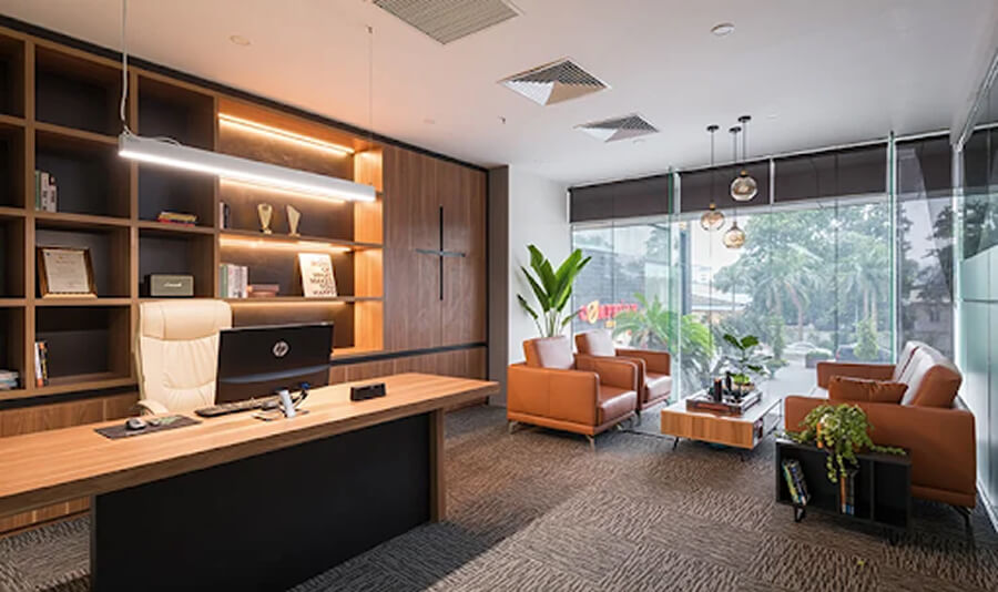Phòng làm việc giám đốc bố trí hợp lý với khu tiếp khách riêng, sofa da và bàn trà tinh tế