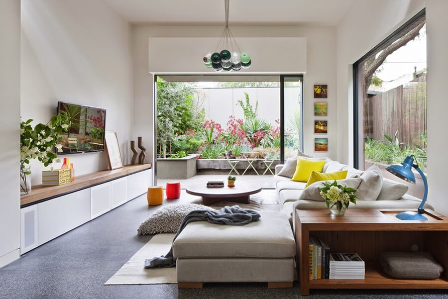 Phòng khách thiết kế hợp phong thủy với sofa kê sát tường vững chãi, bàn trà hình tròn và hướng cửa hợp mệnh gia chủ
