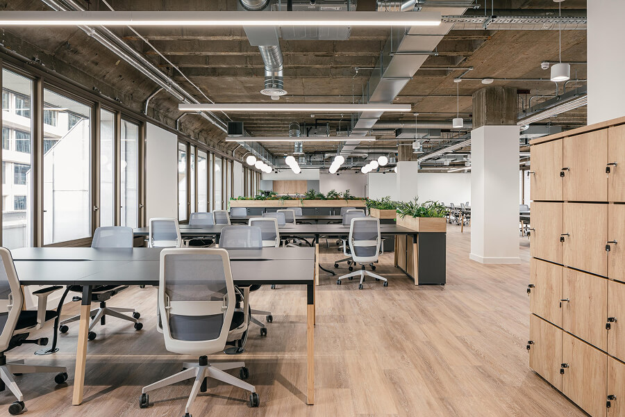 Thiết kế văn phòng 150–200m² đảm bảo tiện nghi, thông thoáng và tính thẩm mỹ đồng nhất theo nhận diện thương hiệu