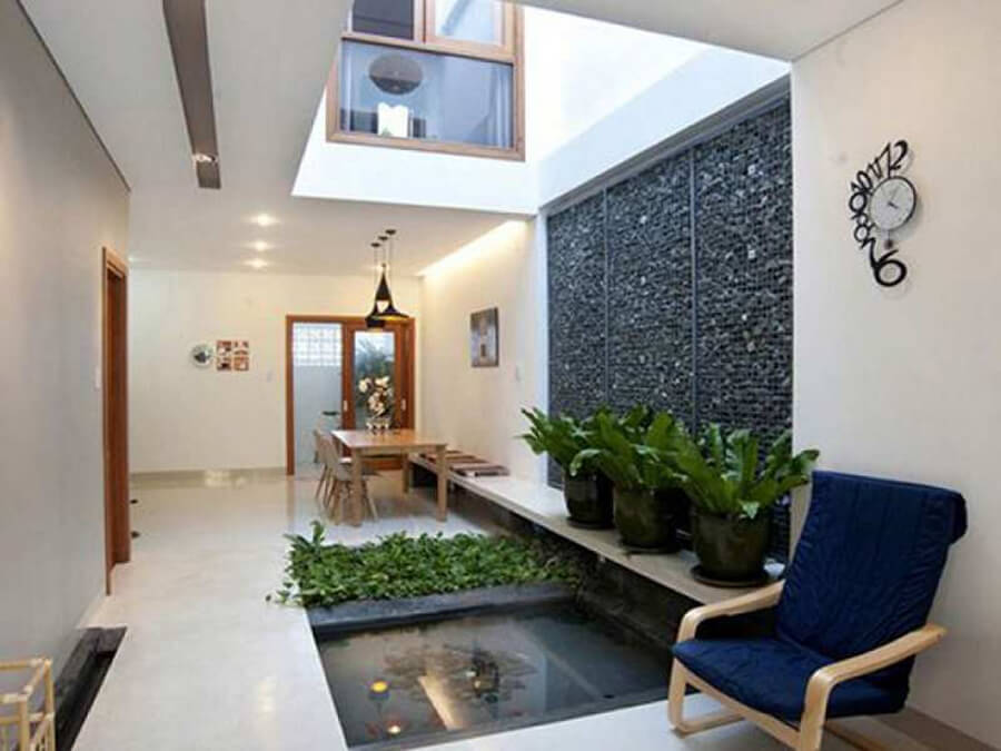 Nhà ống 2 tầng có giếng trời phía sau, giúp ánh sáng lan tỏa đến toàn bộ khu vực bếp và phòng ăn