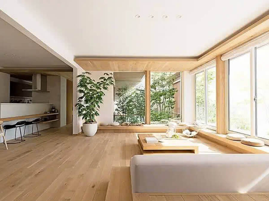 Phòng khách nhà phố tối giản với sofa đơn sắc, bàn trà thấp và mảng tường trắng không họa tiết
