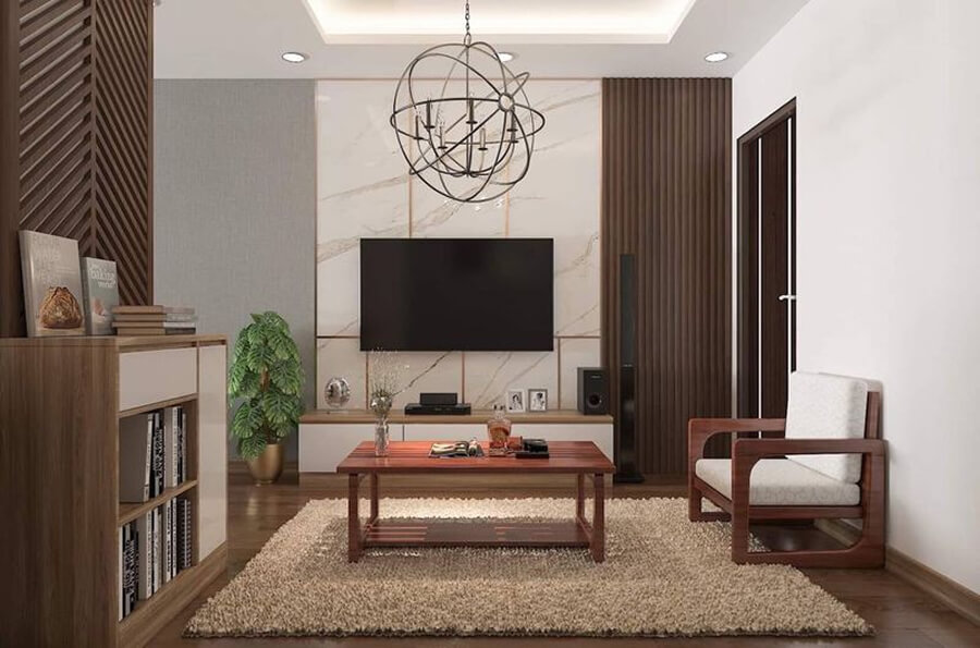 Phòng khách nhà cấp 4 sử dụng nội thất tối giản, bàn ghế gỗ và kệ trang trí gỗ đơn giản sát tường