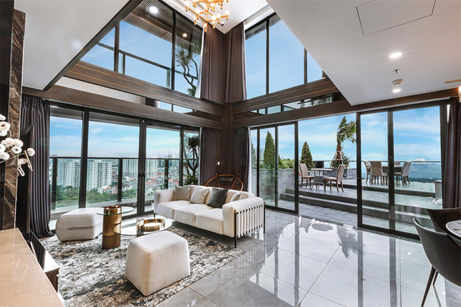 Thiết kế nội thất căn hộ duplex sử dụng cầu thang kính – gỗ kết nối tầng trên và bố cục mở liền mạch giữa các không gian