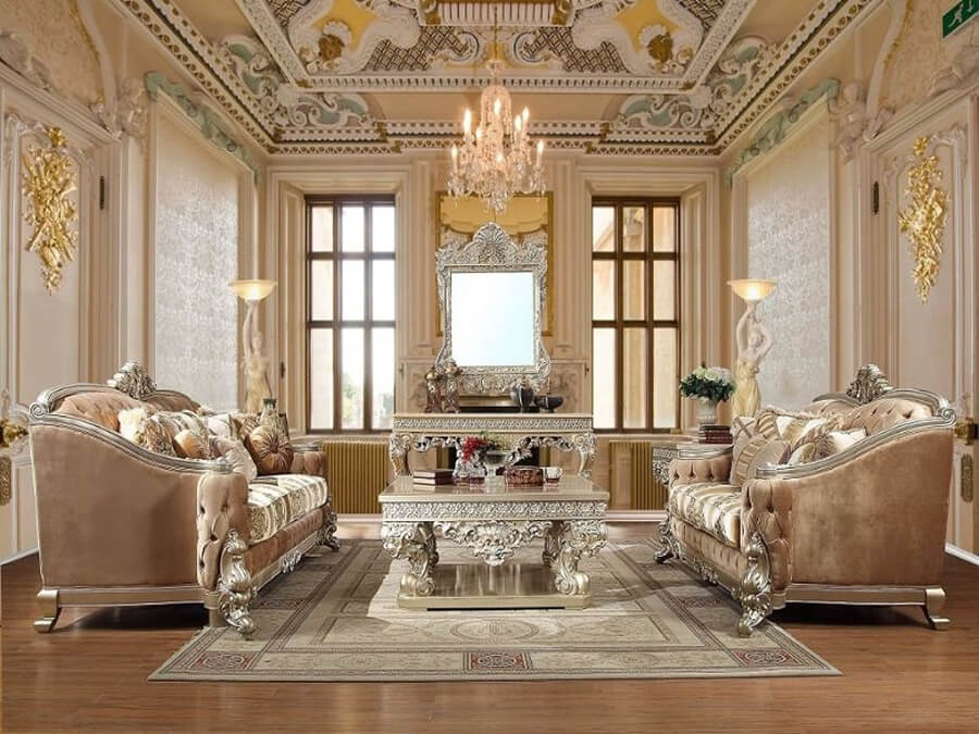 Phòng khách chung cư phong cách cổ điển với sofa chạm khắc tinh xảo, đèn chùm pha lê và trần hoa văn cầu kỳ