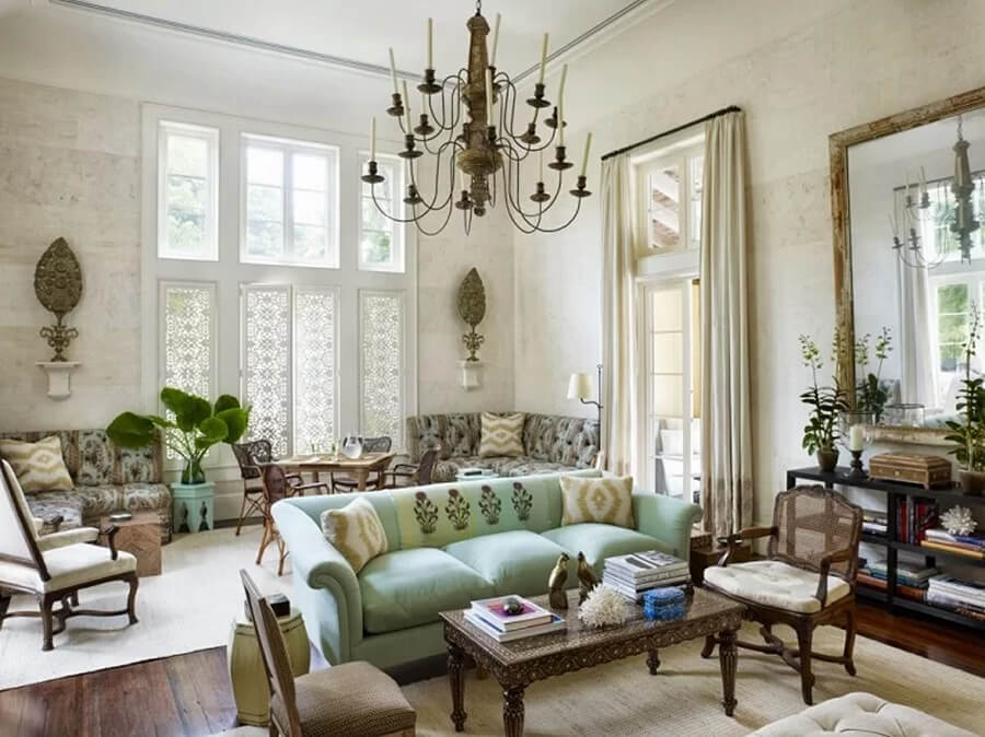 Phòng khách biệt thự phong cách vintage với sofa vải hoa, thảm họa tiết cổ điển và đèn chùm hoài niệm
