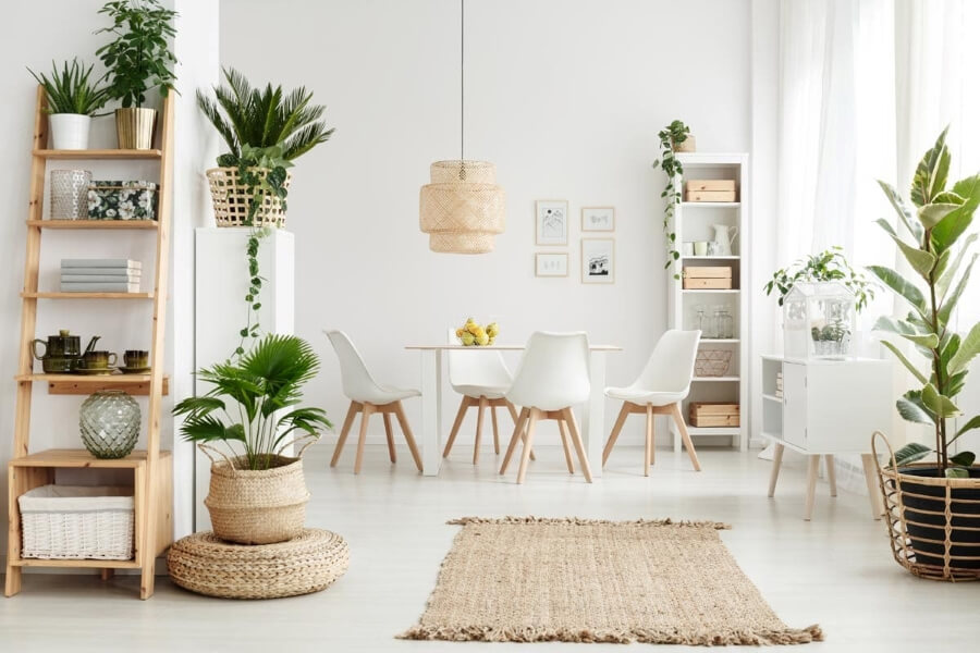 Biệt thự nội thất Scandinavian kết hợp rèm vải mỏng, cửa kính lớn và chi tiết trang trí mang hơi thở thiên nhiên
