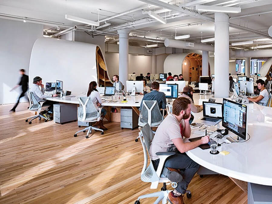 Không gian làm việc mở với layout linh hoạt, sử dụng bàn dài và ghế xoay tiện nghi cho teamwork