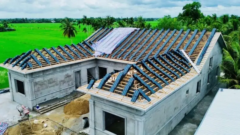 Lựa chọn kiểu mái và vật liệu xây dựng cần dựa trên đặc điểm vùng miền và khí hậu